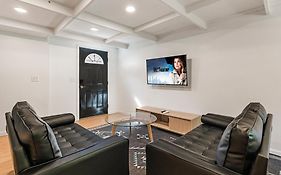 Guest House, Accessible To Downtown, & Fast Wifi!
